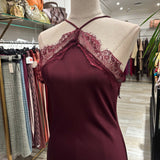 VESTIDO LENCERO ASIMETRICO BURDEOS