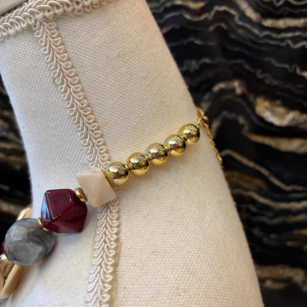 COLLAR PIEDRAS BURDEOS Y BEIGE