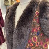 CHALECO DE PELO SINTETICO BORDADO MARRON