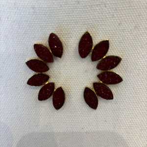 PENDIENTE PEGADO BURDEOS