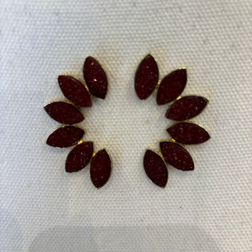 PENDIENTE PEGADO BURDEOS