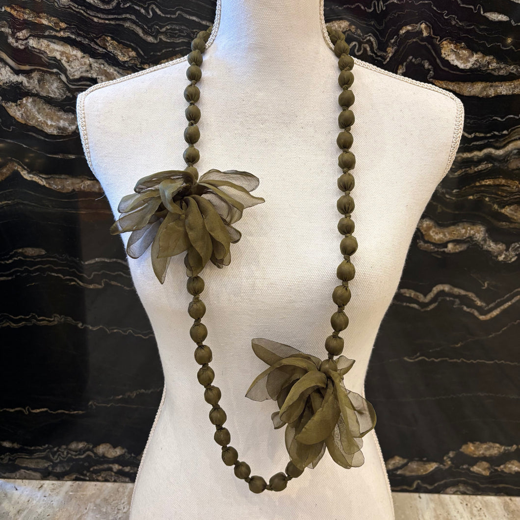 COLLAR LARGO DE FLORES DE TELA VERDE