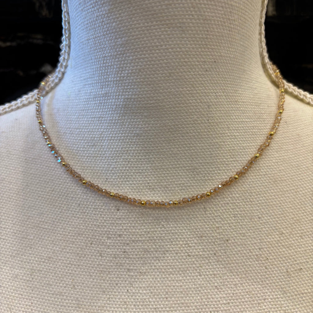COLLAR CUENTAS TRANSPARENTE Y DORADO