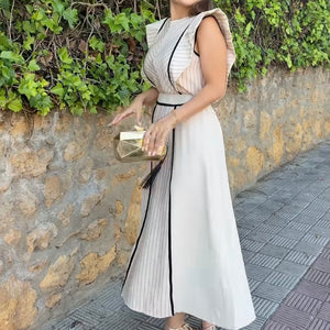 CONJUNTO DE FALDA BEIGE Y LÍNEAS NEGRAS