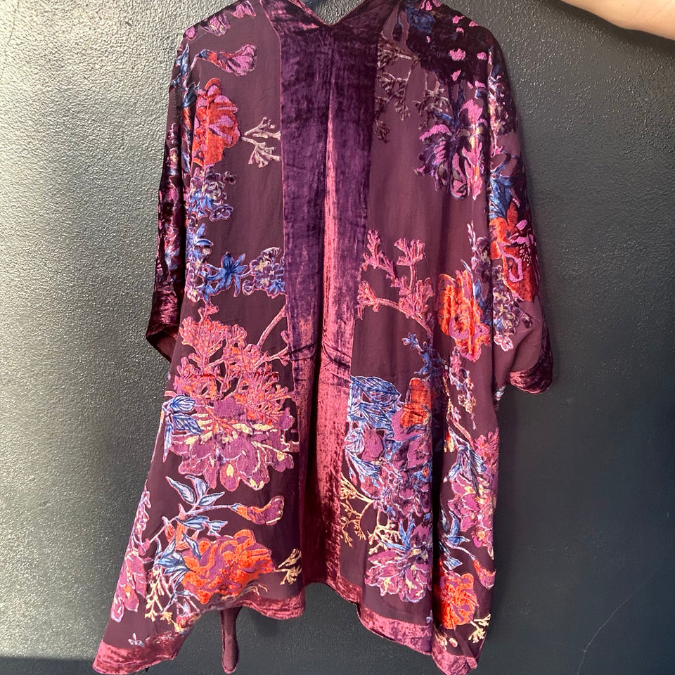 KIMONO CON DETALLES EN TERCIOPELO BURDEOS