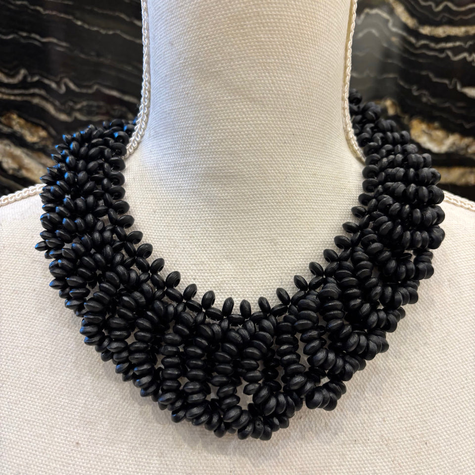 COLLAR DE MADERA NEGRO