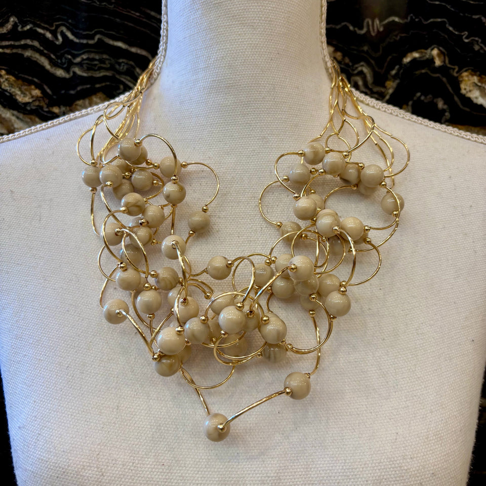 COLLAR BOLAS BEIGE