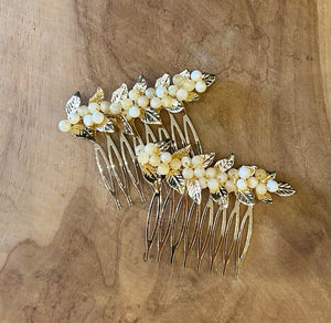PEINECILLO DE BOLITAS BEIGE