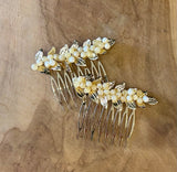 PEINECILLO DE BOLITAS BEIGE