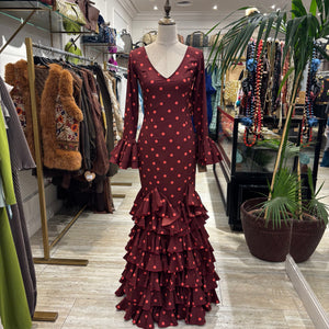 TRAJE DE FLAMENCA EN PICOS BURDEOS CON LUNARES