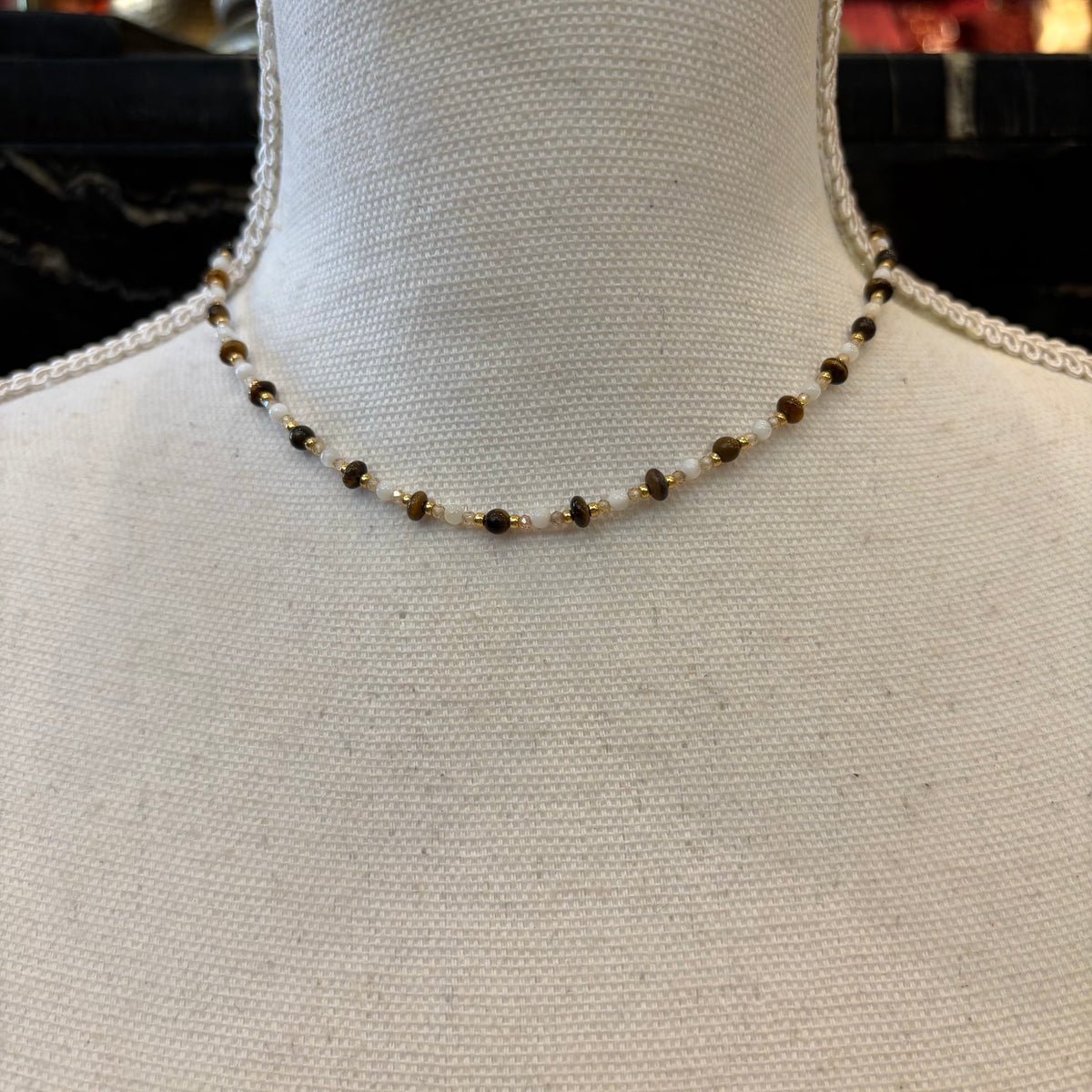 COLLAR PIEDRAS MARRON Y BLANCO