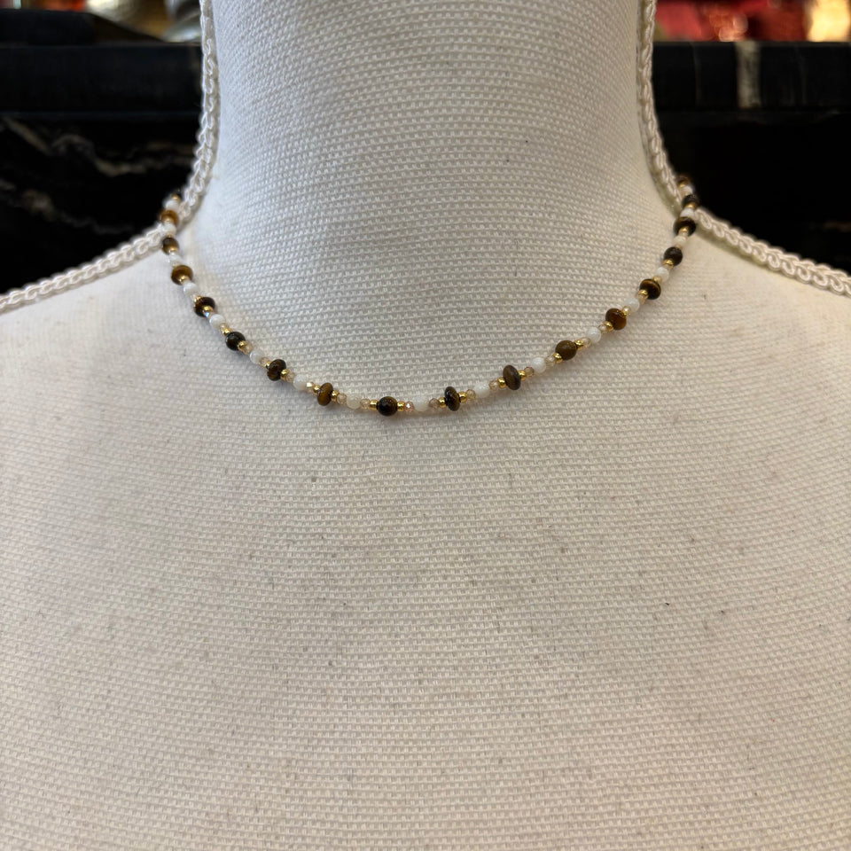 COLLAR PIEDRAS MARRON Y BLANCO