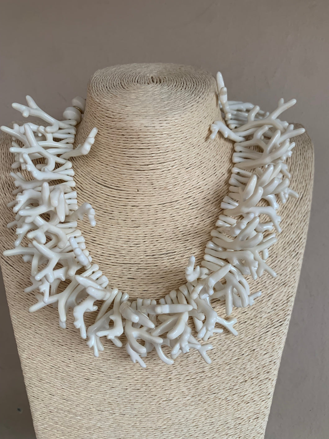 COLLAR CORAL BLANCO