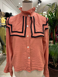 CAMISA CON CUELLO CUADRADO CORAL