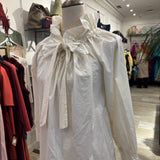 BLUSA BEIGE CUELLO ALTO VOLANTES VOLANTES