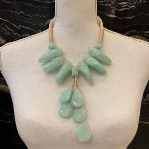 COLLAR PIEDRAS VERDE AGUA