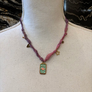 GARGANTILLA CON CHAPA ESMALTADA CORAZÓN LUNA