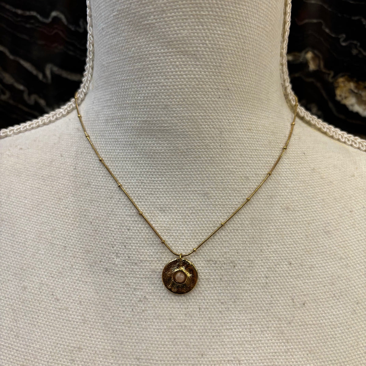 COLLAR CON COLGANTE PIEDRA ROSA