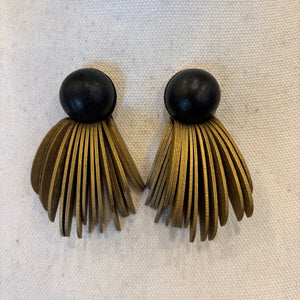 PENDIENTE FLECOS MADERA DORADO