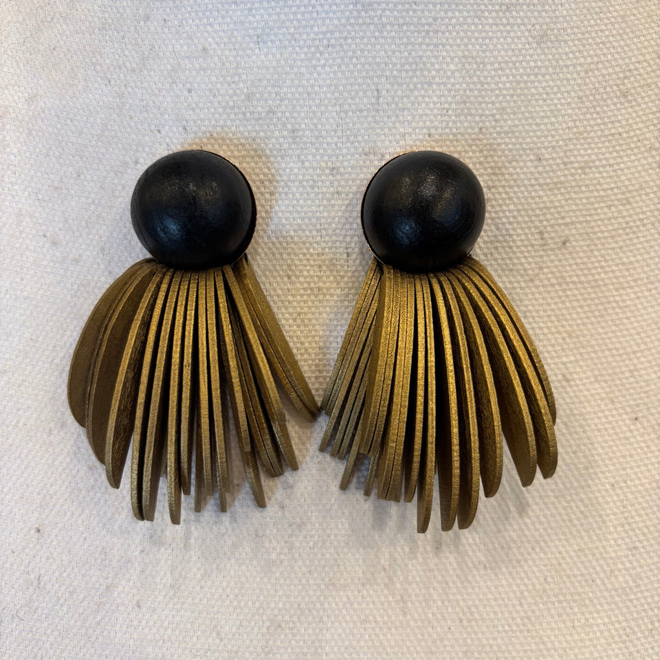 PENDIENTE FLECOS MADERA DORADO