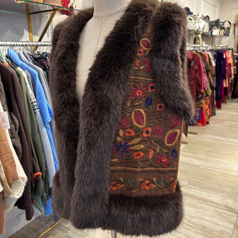 CHALECO DE PELO SINTETICO BORDADO MARRON