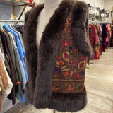 CHALECO DE PELO SINTETICO BORDADO MARRON