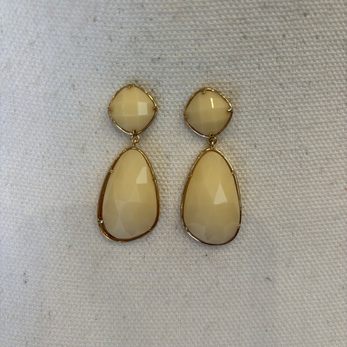 PENDIENTE BEIGE