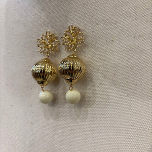 PENDIENTE BOLA DORADA Y BEIGE