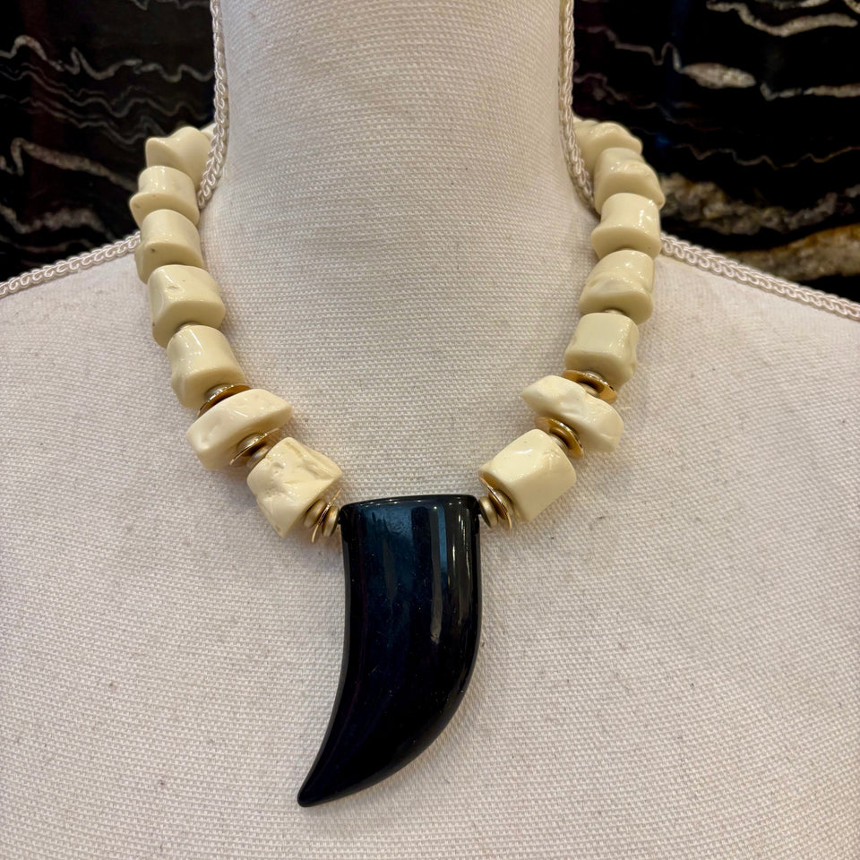 COLLAR CUERNO NEGRO