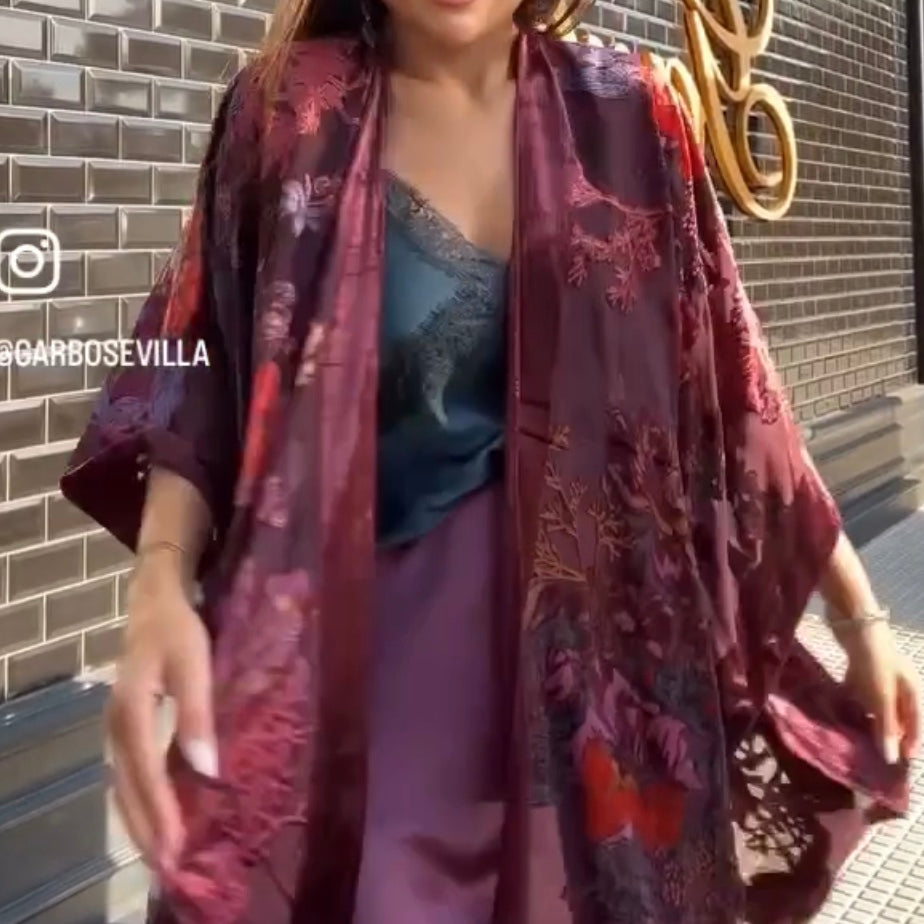 KIMONO CON DETALLES EN TERCIOPELO BURDEOS