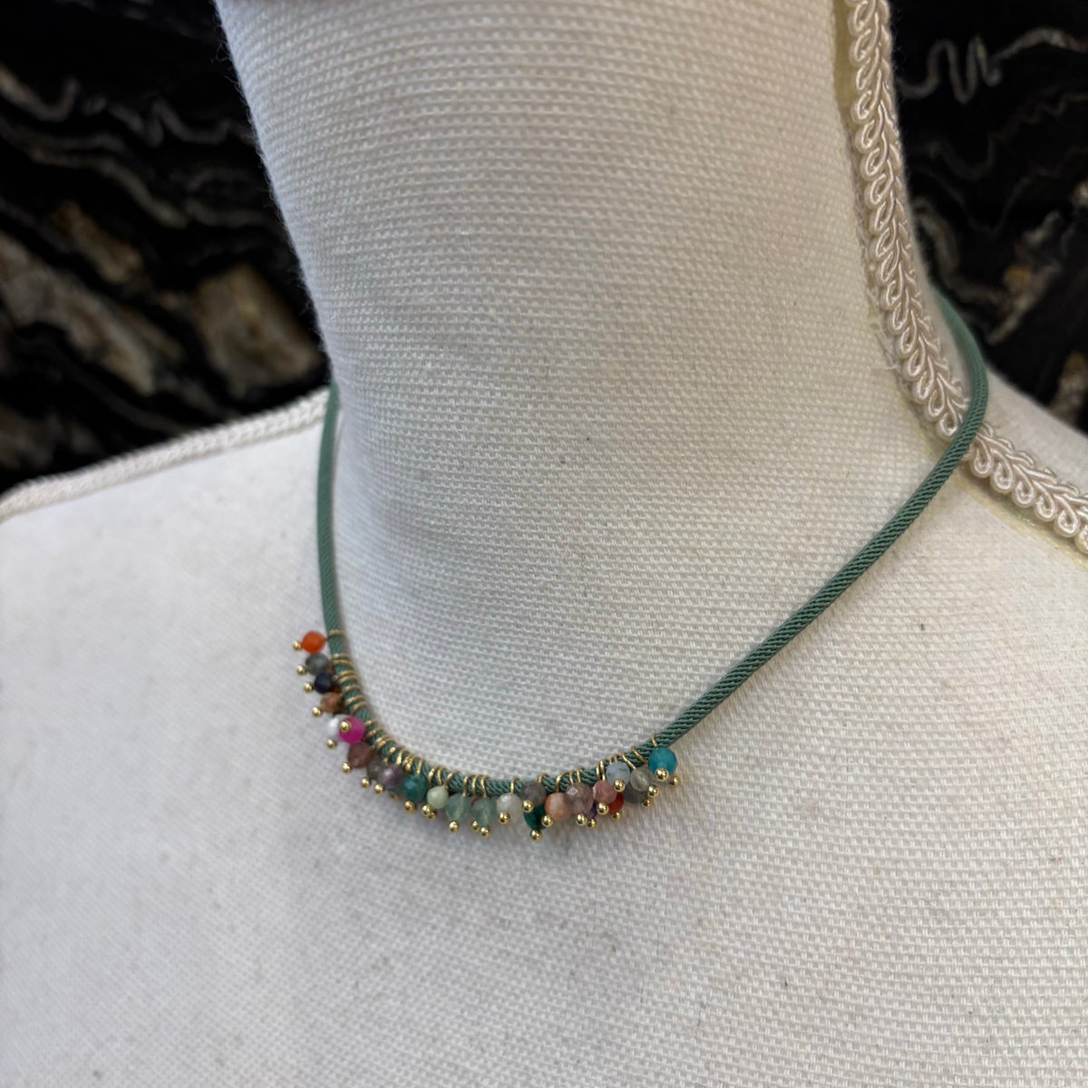 COLLAR VERDE CON PIEDRA DE COLORES