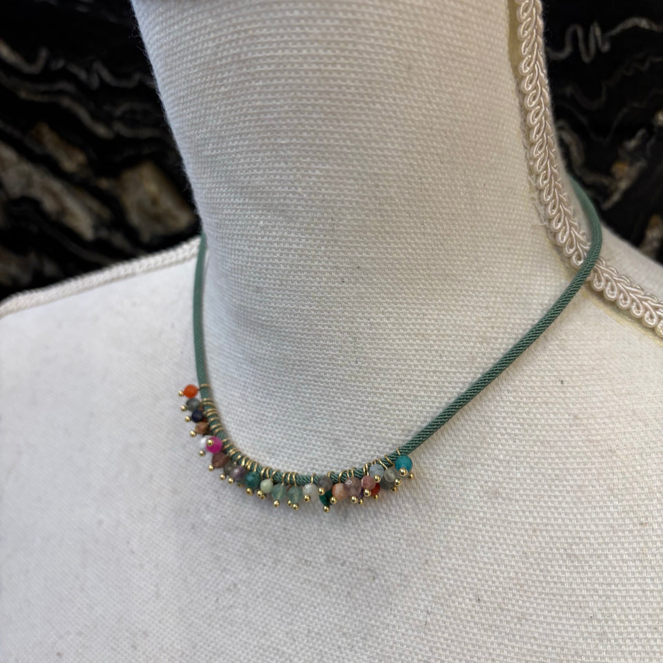 COLLAR VERDE CON PIEDRA DE COLORES