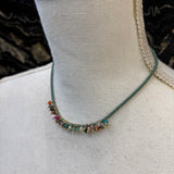 COLLAR VERDE CON PIEDRA DE COLORES