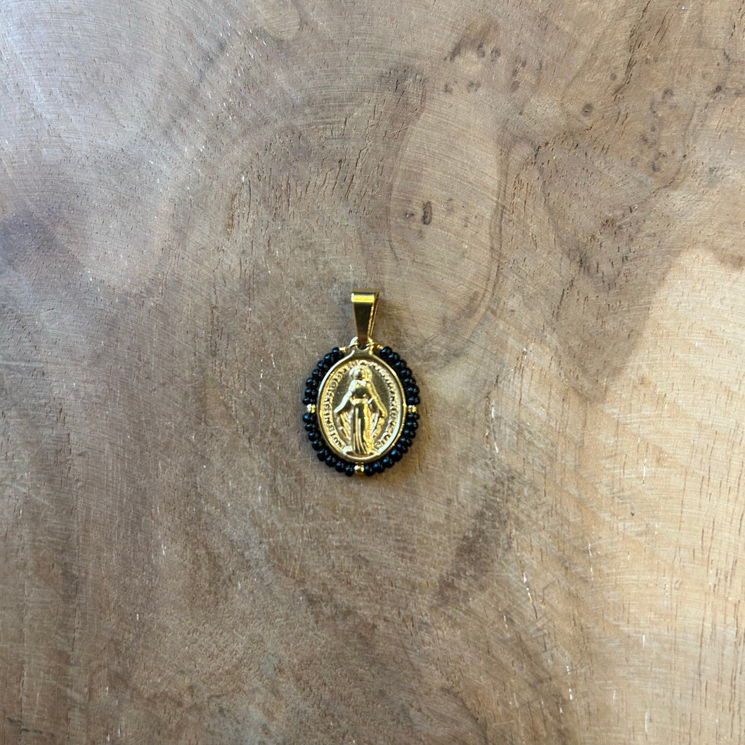 COLGANTE MILAGROSA PEQUEÑA PIEDRAS NEGRAS