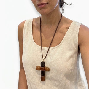COLLAR LARGO CRUZ MARRON