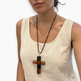 COLLAR LARGO CRUZ MARRON