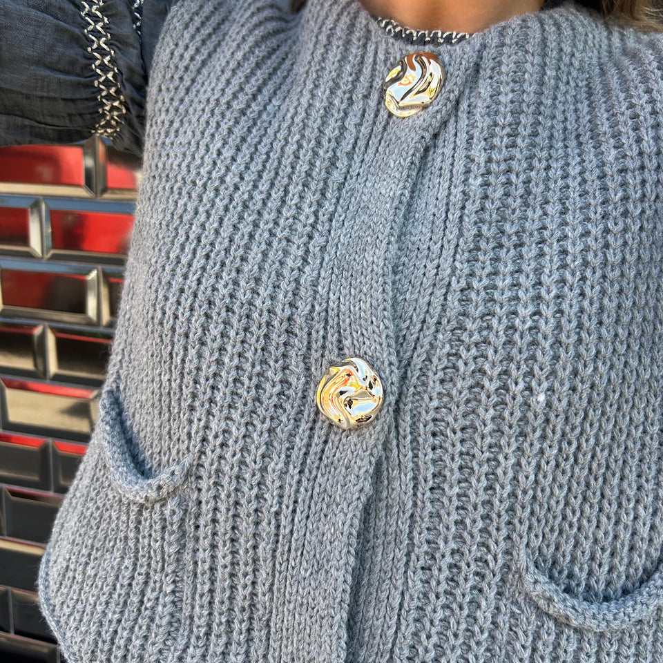 CHALECO GRIS BOTONES DORADOS