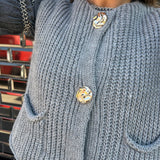 CHALECO GRIS BOTONES DORADOS