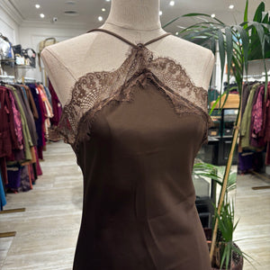 VESTIDO LENCERO ASIMETRICO MARRON