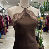 VESTIDO LENCERO ASIMETRICO MARRON