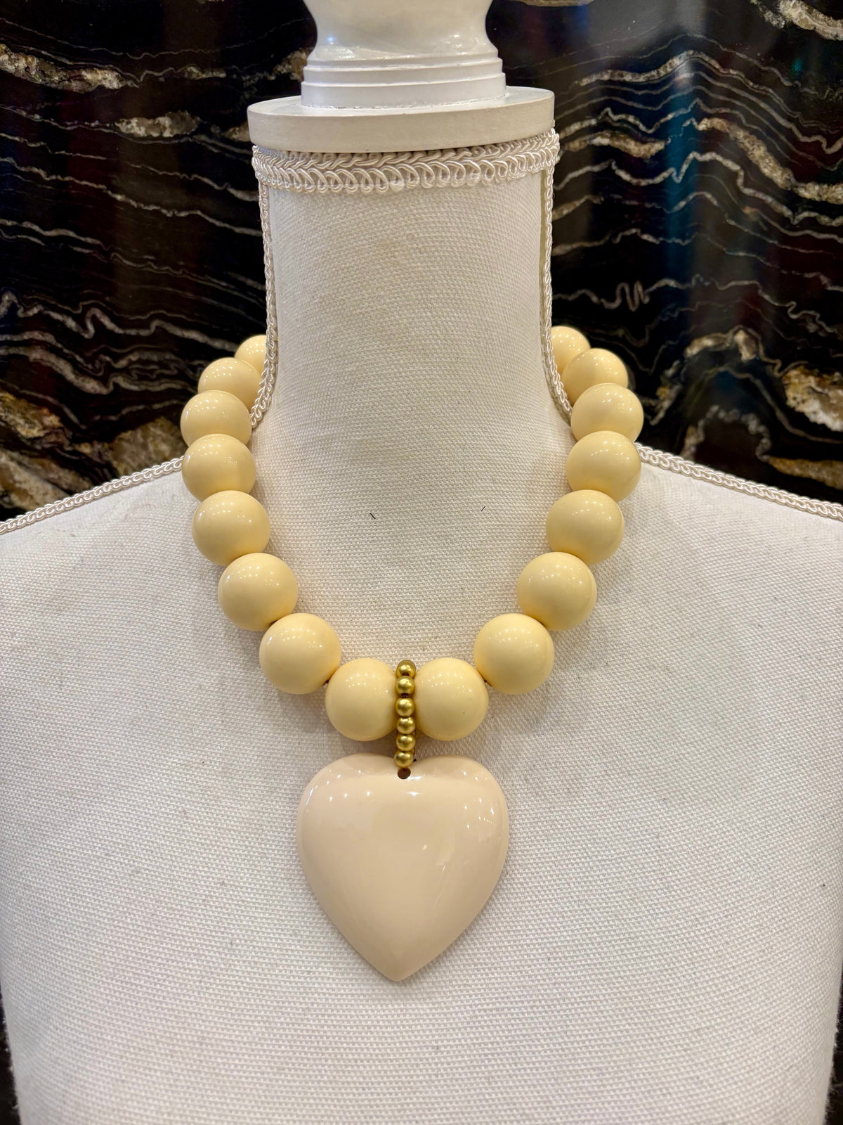 COLLAR CUENTAS GRANDES Y CORAZÓN BEIGE