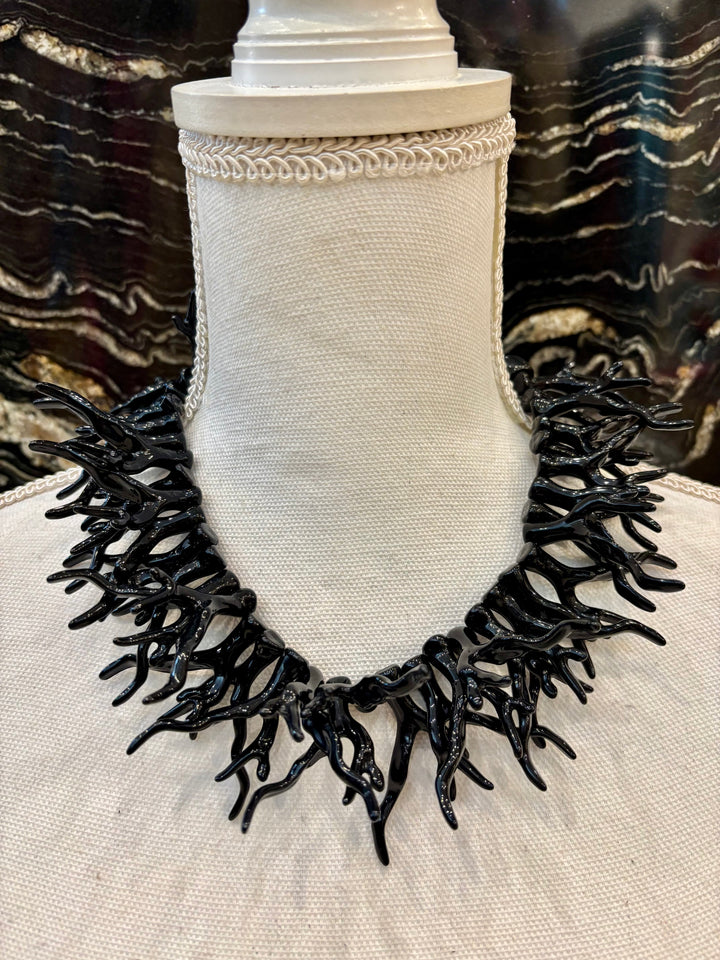 COLLAR CUENTAS DORADAS Y CORAL NEGRO