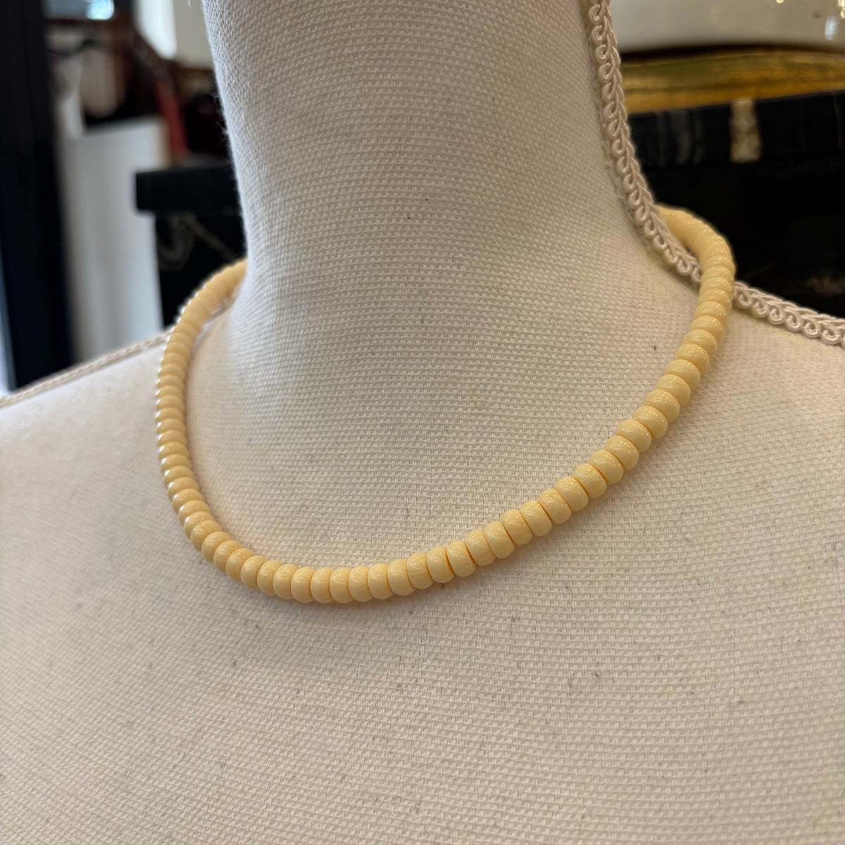 COLLAR DE BOLAS SEMICÍRCULO
