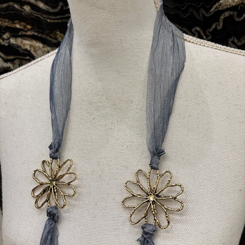 COLLAR LARGO TELA Y FLOR DORADA