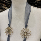 COLLAR LARGO TELA Y FLOR DORADA
