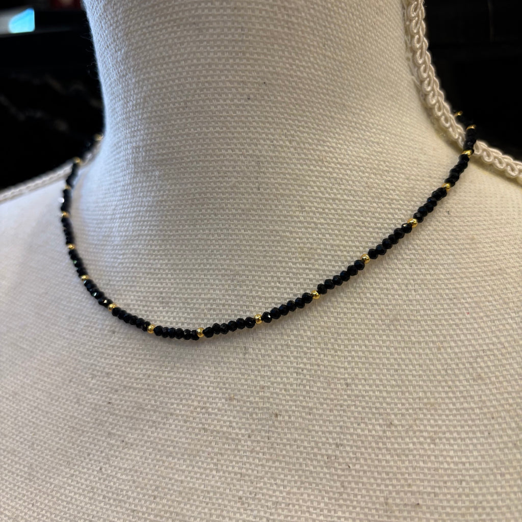 COLLAR CUENTAS NEGRO Y DORADO