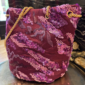 LIMOSNERA ESTAMPADA CON LENTEJUELAS TONOS BUGANVILLA