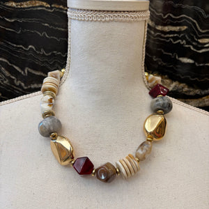 COLLAR PIEDRAS BURDEOS Y BEIGE