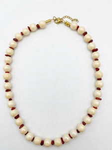 COLLAR HUESO Y CORAL BOLA PEQUEÑA