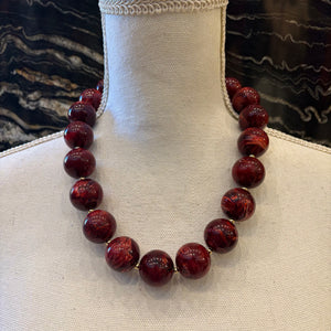 COLLAR BOLAS BURDEOS